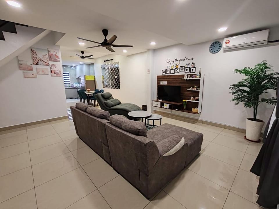 TV and multimedia, Living room, Decorative detail, Seating area, Dining area, air conditioner
