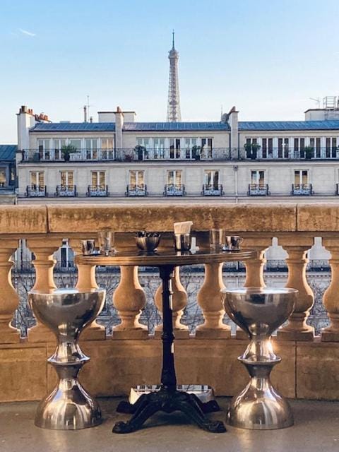 BALCONY- AVENUE -CHAMPS ELYSEEs Apartment in Paris