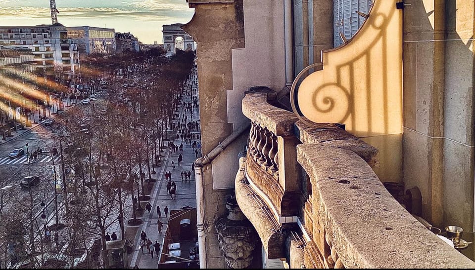 BALCONY- AVENUE -CHAMPS ELYSEEs Apartment in Paris