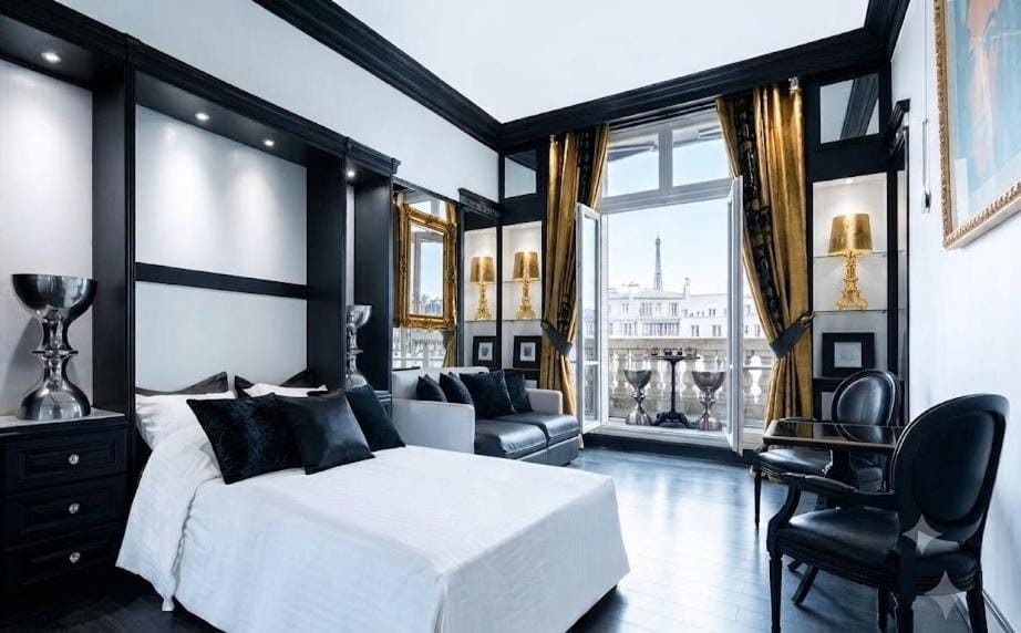 BALCONY- AVENUE -CHAMPS ELYSEEs Apartment in Paris