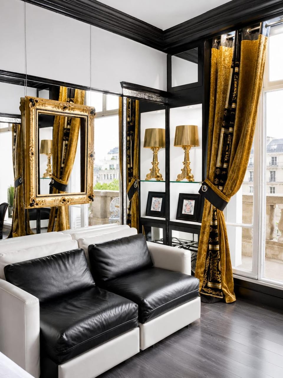 BALCONY- AVENUE -CHAMPS ELYSEEs Apartment in Paris