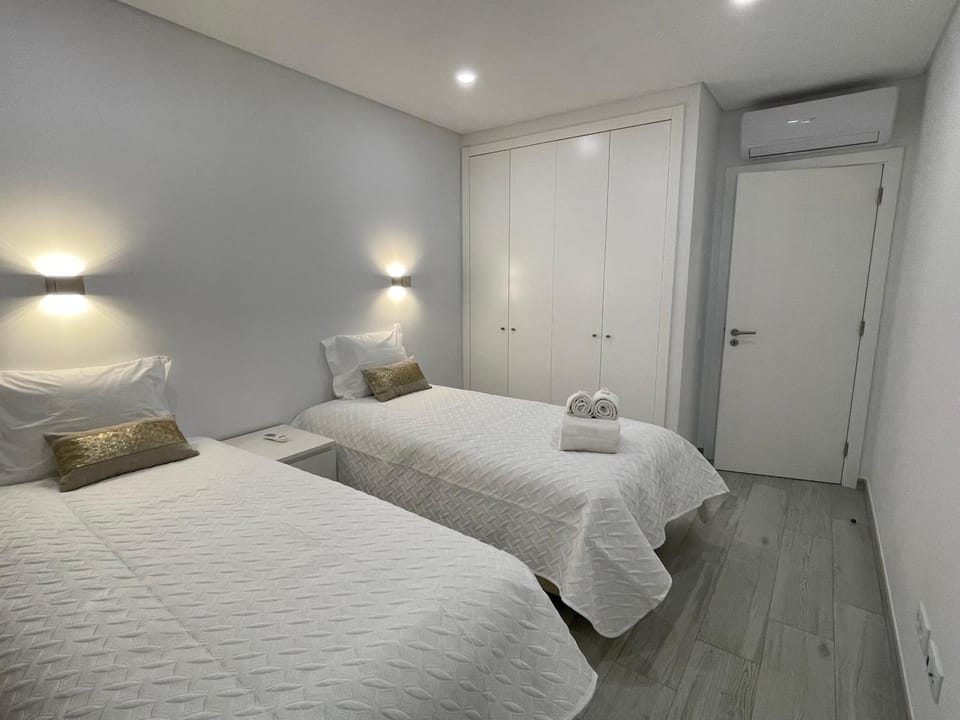 Bed, Bedroom, towels, wardrobe