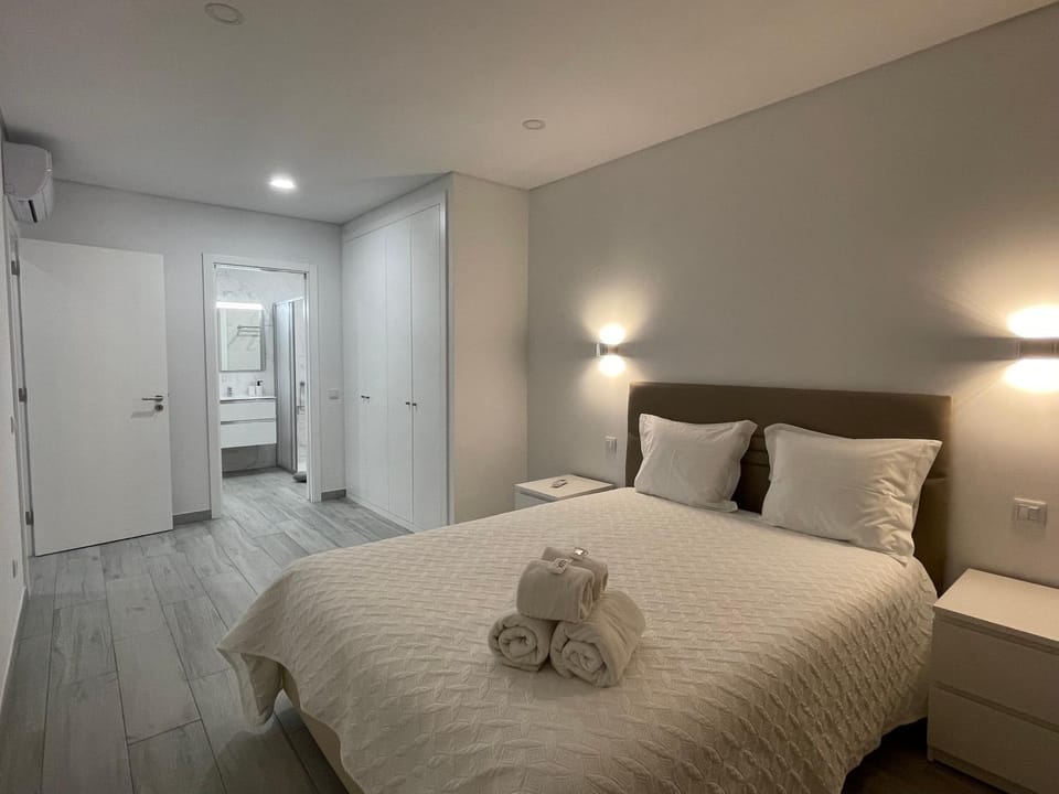 Bed, Bedroom, towels, wardrobe
