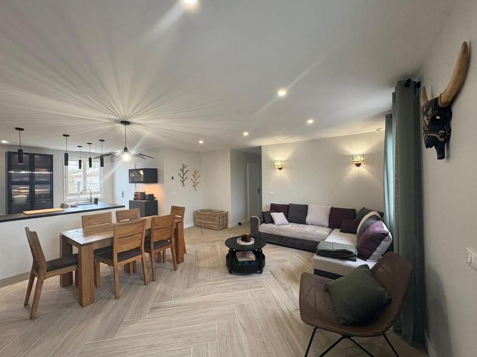 Kitchen or kitchenette, Living room, Dining area