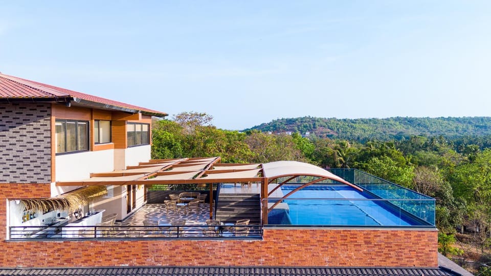 Property building, Natural landscape, View (from property/room), Balcony/Terrace, Mountain view, Pool view, Swimming pool, Swimming pool, sunbed