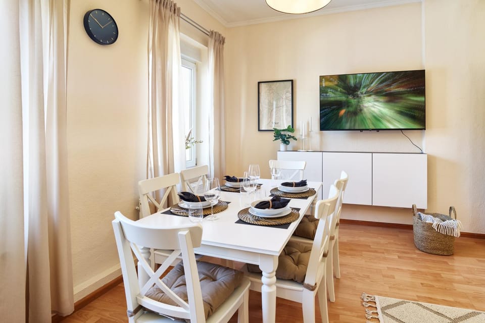 TV and multimedia, Living room, Seating area, Dining area