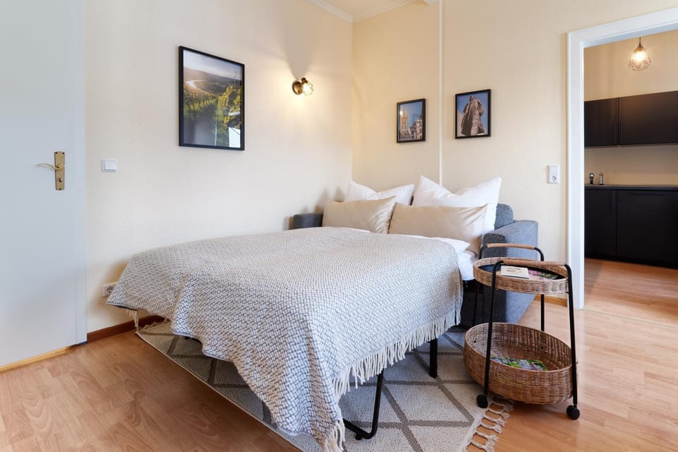 Bed, TV and multimedia, Living room, Photo of the whole room, Seating area