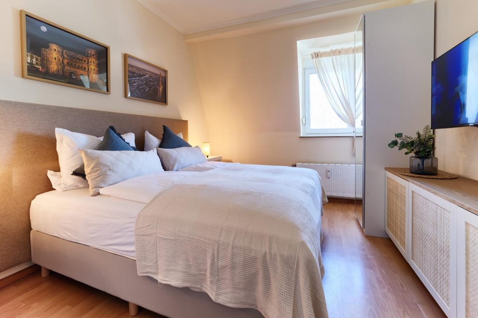 Bed, TV and multimedia, Photo of the whole room, Bedroom