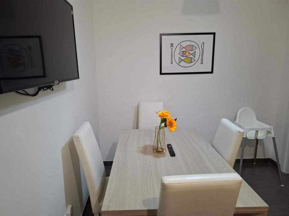 TV and multimedia, Living room, Seating area, Dining area