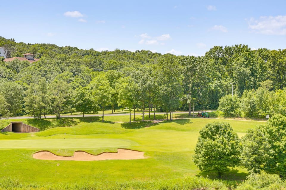 On Thousand Hills Golf Course: Condo w/ Sunroom House in Branson