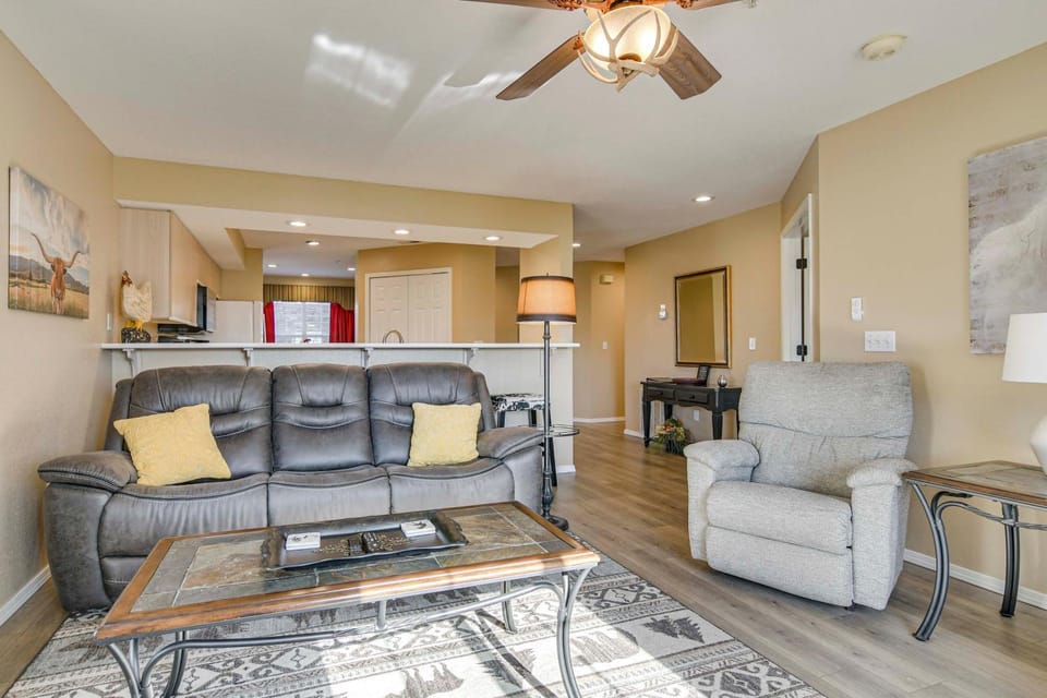 On Thousand Hills Golf Course: Condo w/ Sunroom House in Branson