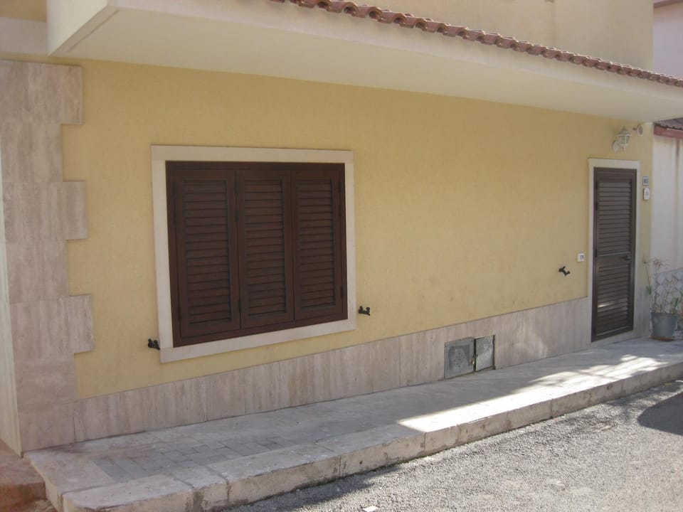 Facade/entrance, Floor plan