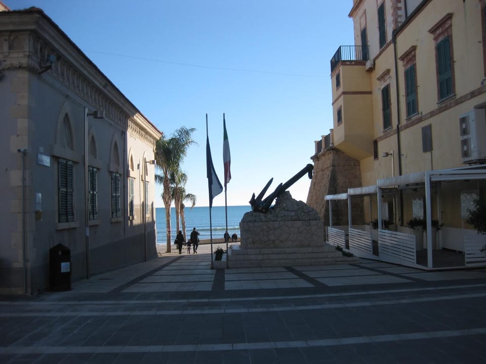Nearby landmark, Restaurant/places to eat, Other, Beach, Area and facilities, Supermarket/grocery shop, Shopping Area