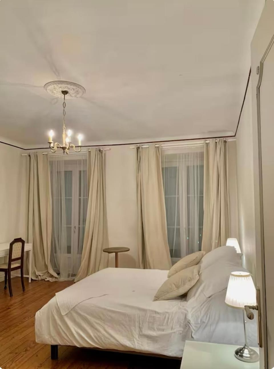 Chambre double et salle de bain Capsule hotel in Occitanie