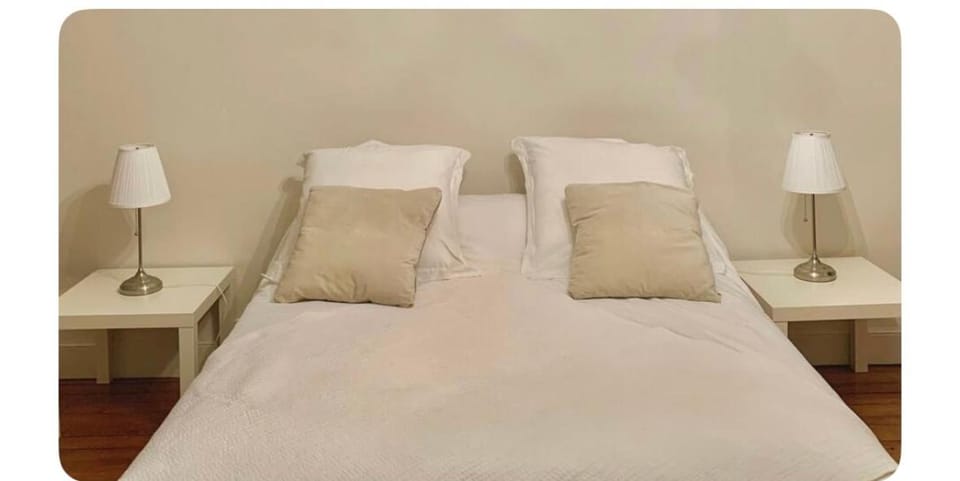 Chambre double et salle de bain Capsule hotel in Occitanie