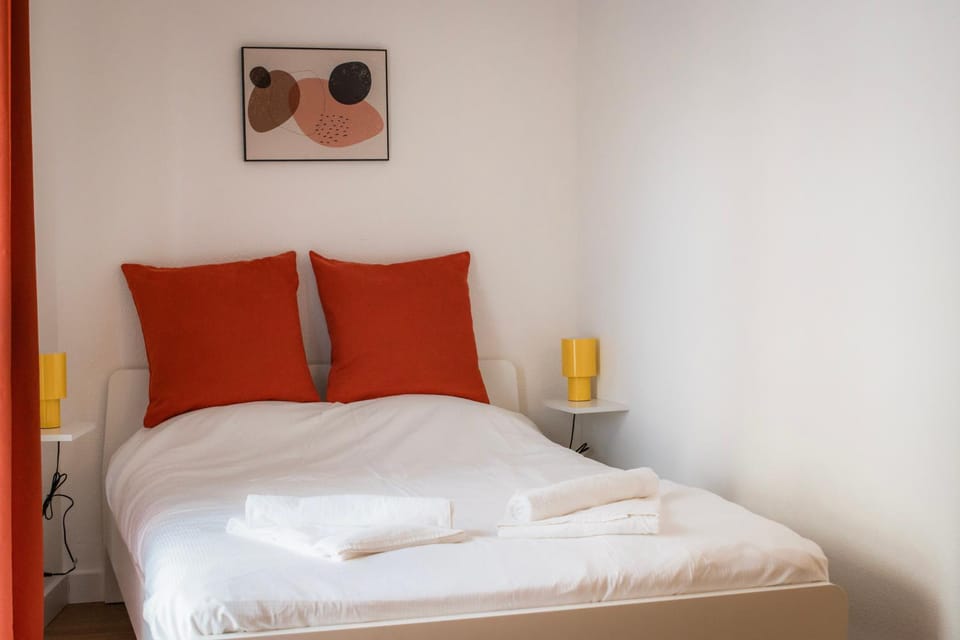 Bed, Photo of the whole room, Bedroom, towels