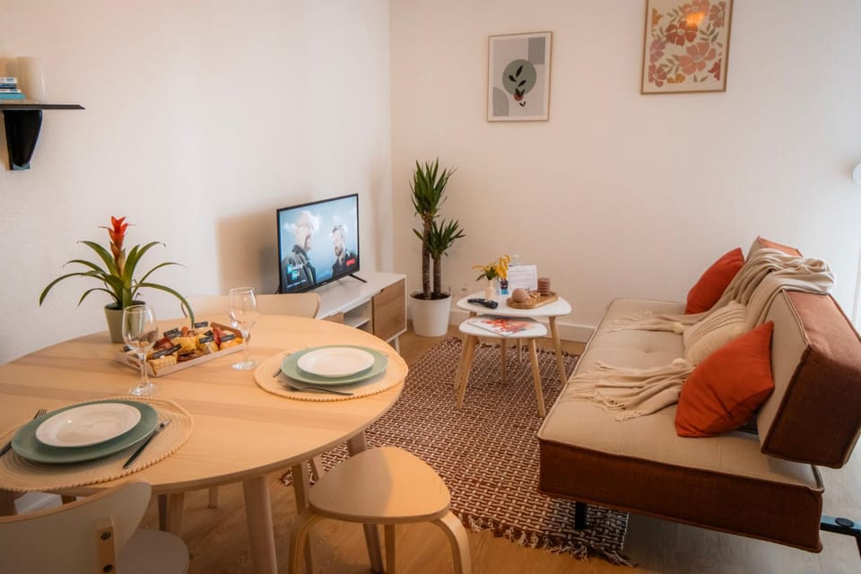 TV and multimedia, Living room, Food and drinks, Seating area, Dining area