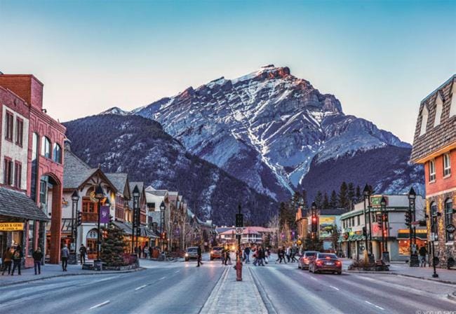 Cozy 2BR Private Basement Suite, Free Parking, WiFi, 1 Hr to Banff, 20 Min to City Bed and Breakfast in Calgary