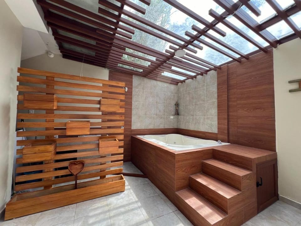 Luxury Villa with Jacuzzi 4 Bedroom 4 Bath House in Banos