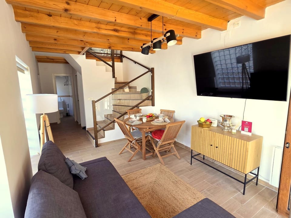 TV and multimedia, Seating area, Dining area