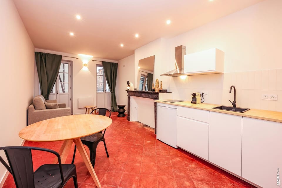 Kitchen or kitchenette, Dining area, stove
