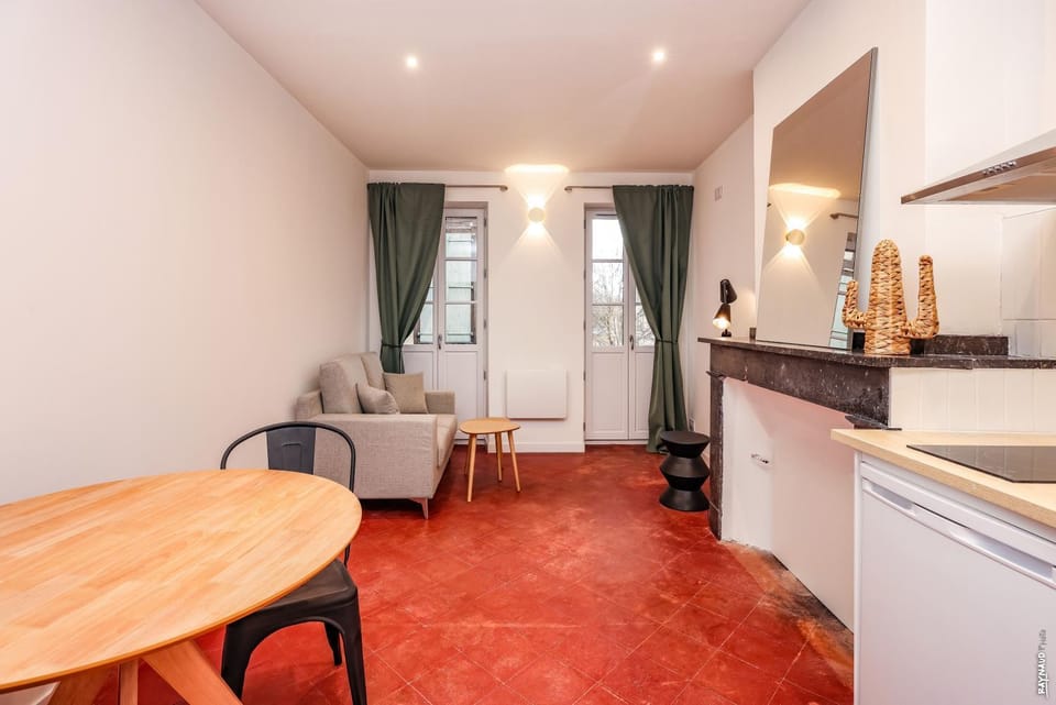 Kitchen or kitchenette, Living room, Seating area, Dining area