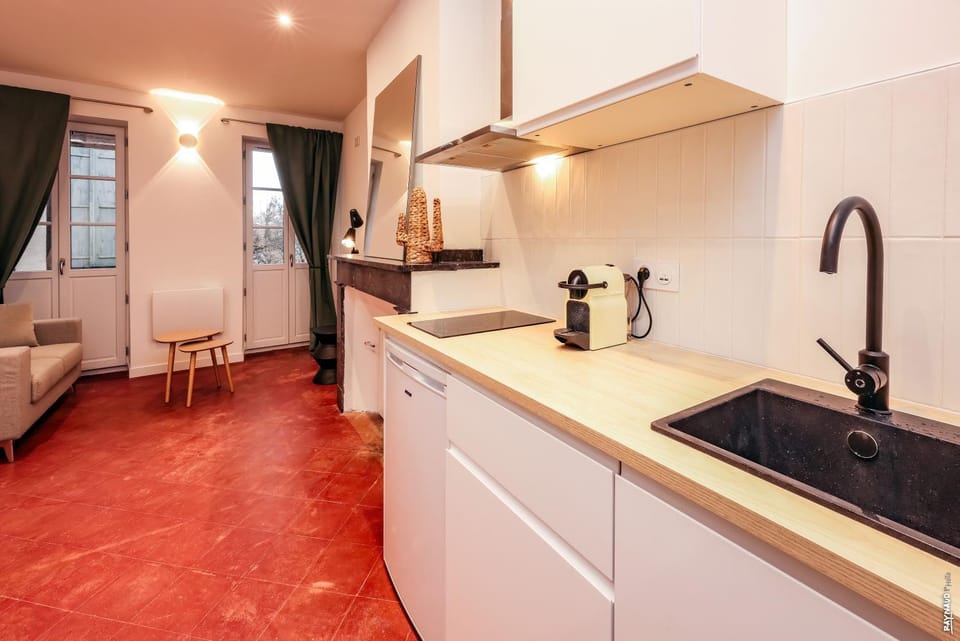 Kitchen or kitchenette, Dining area, stove