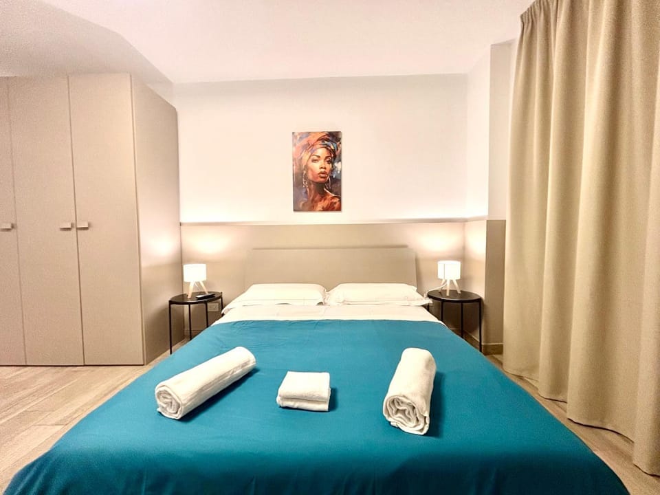 Bed, Photo of the whole room, towels