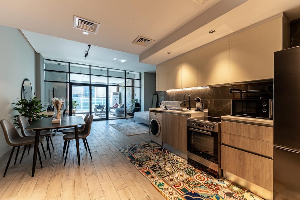 Kitchen or kitchenette, Dining area