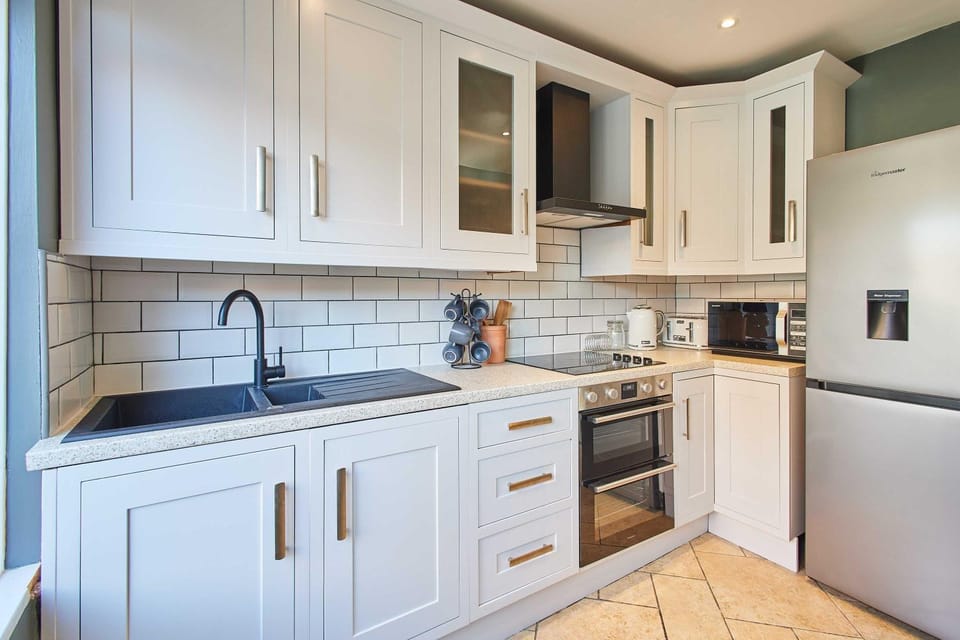 Coffee/tea facilities, Kitchen or kitchenette, oven, stove, toaster