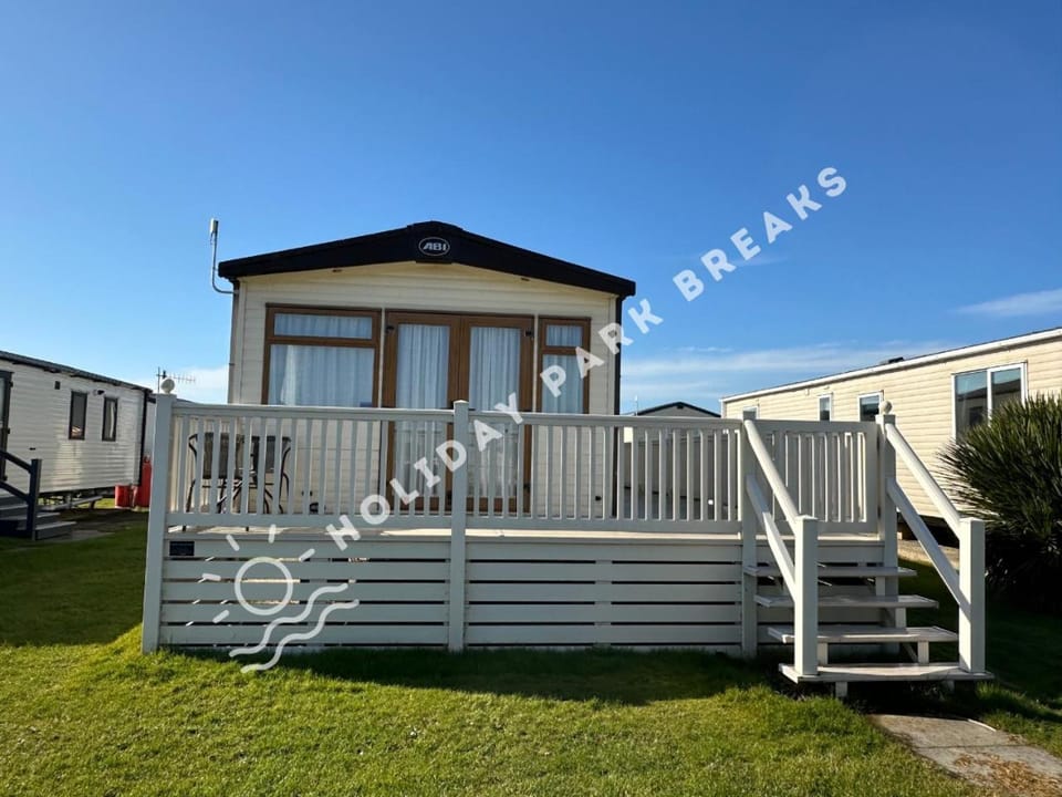 Elan Gold 2bedroom with Bath by Main Complex,West Sands House in Selsey