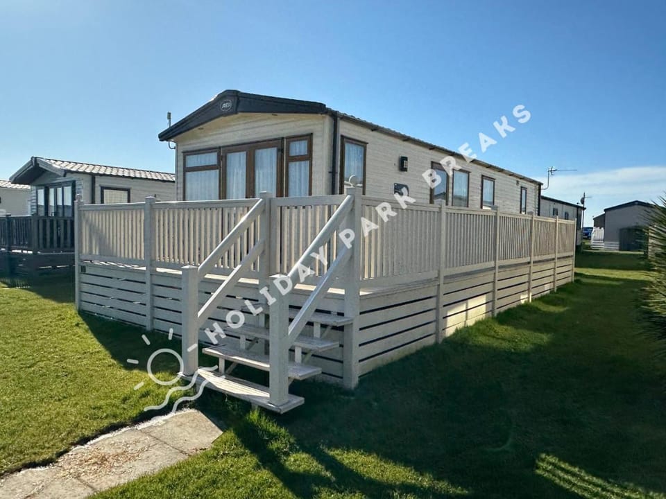 Elan Gold 2bedroom with Bath by Main Complex,West Sands House in Selsey