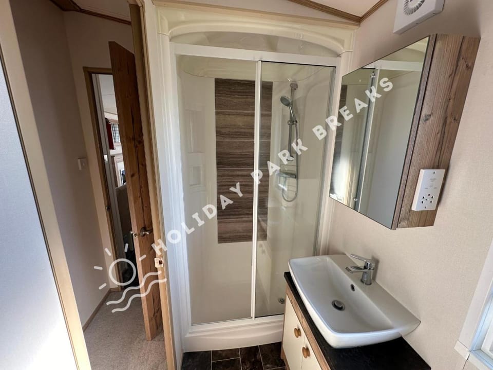 Elan Gold 2bedroom with Bath by Main Complex,West Sands House in Selsey