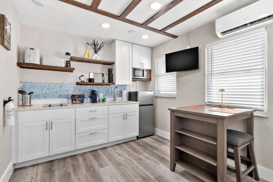 Winter Getaway! Walkable to Beach Access, Restaurants & Nightlife! Beach Equipment Included & Pet Friendly! Apartment in Saint Pete Beach