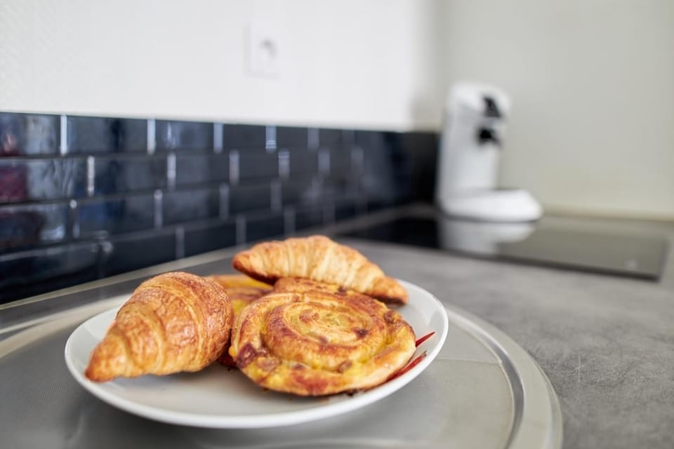 Le Petit Cernay - Studio - 5 mins Caves Champagne Apartment in Reims
