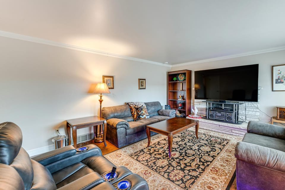 Bring a Pet: West Valley City House w/ Grill House in West Valley City