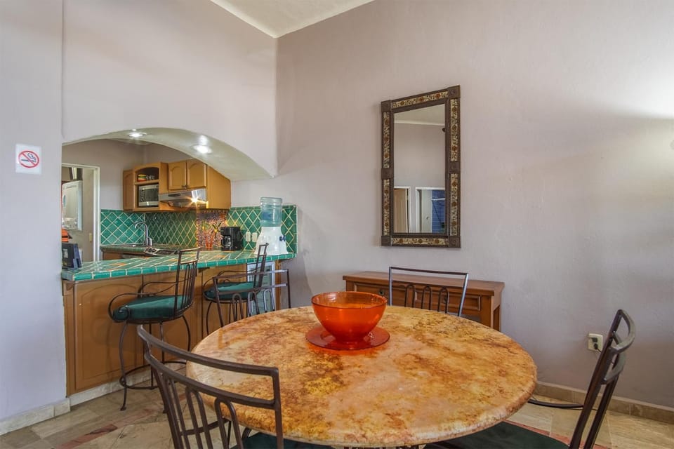 Kitchen or kitchenette, Seating area, Dining area