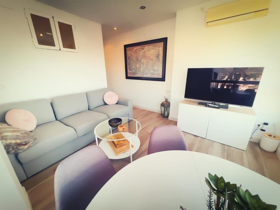Communal lounge/ TV room, TV and multimedia, Living room, Food and drinks, Seating area, Dining area, air conditioner