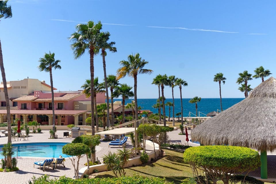 Property building, Day, Sea view, Swimming pool, sunbed