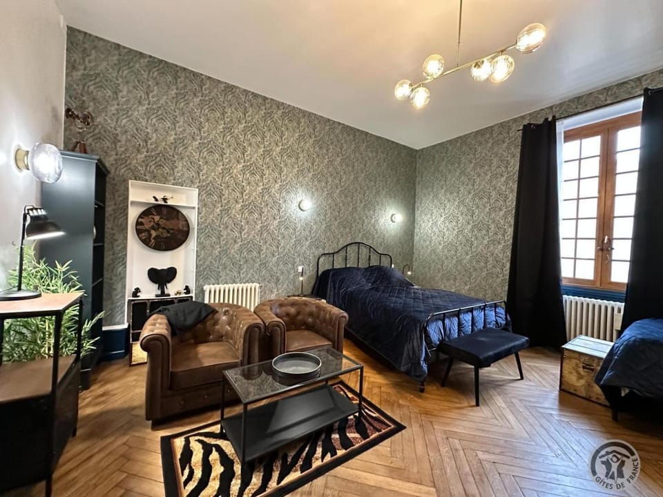 TV and multimedia, Seating area, Bedroom