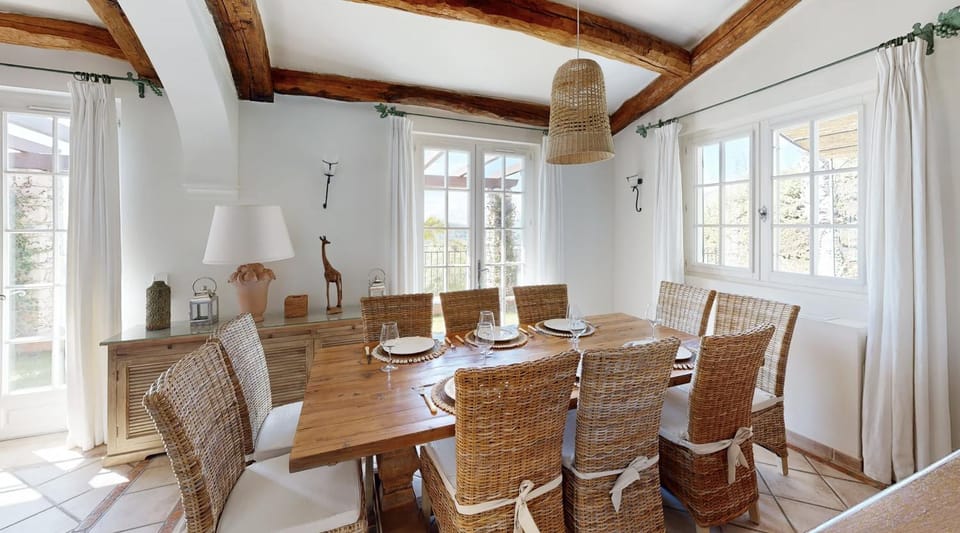 Seating area, Dining area