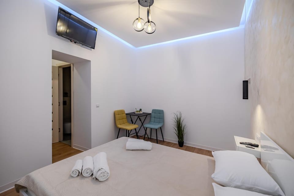 Bed, TV and multimedia, Photo of the whole room, Bedroom, towels