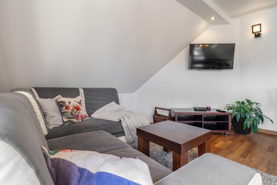 TV and multimedia, Living room, Seating area, Evening entertainment