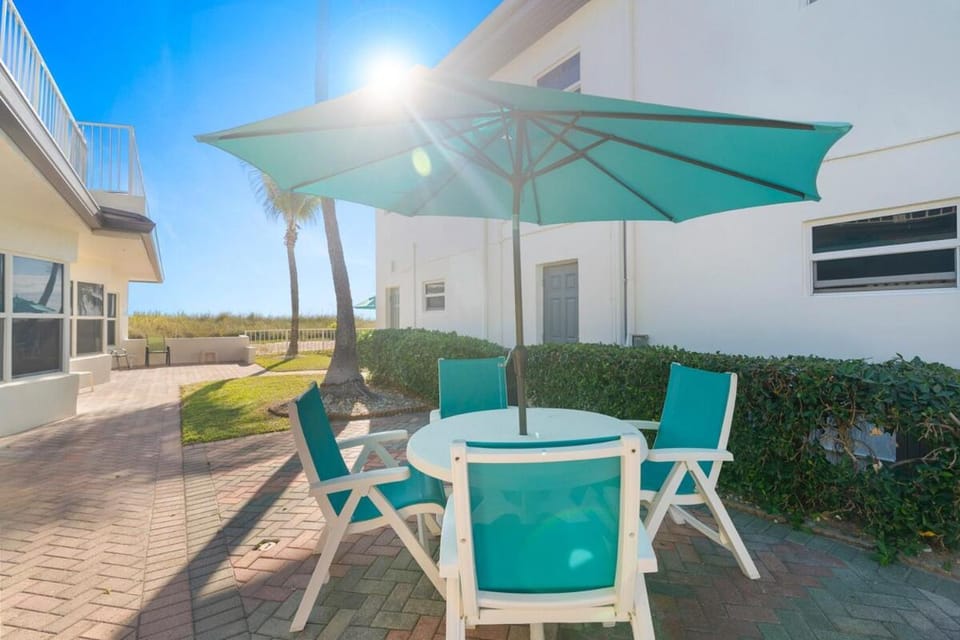 Pool Beachfront Studio Apartment in Lauderdale-by-the-Sea