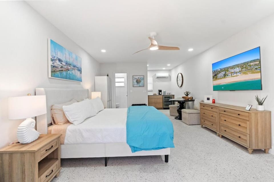 Pool Beachfront Studio Apartment in Lauderdale-by-the-Sea
