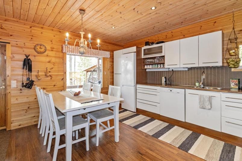 Kitchen or kitchenette, Dining area, oven, stove
