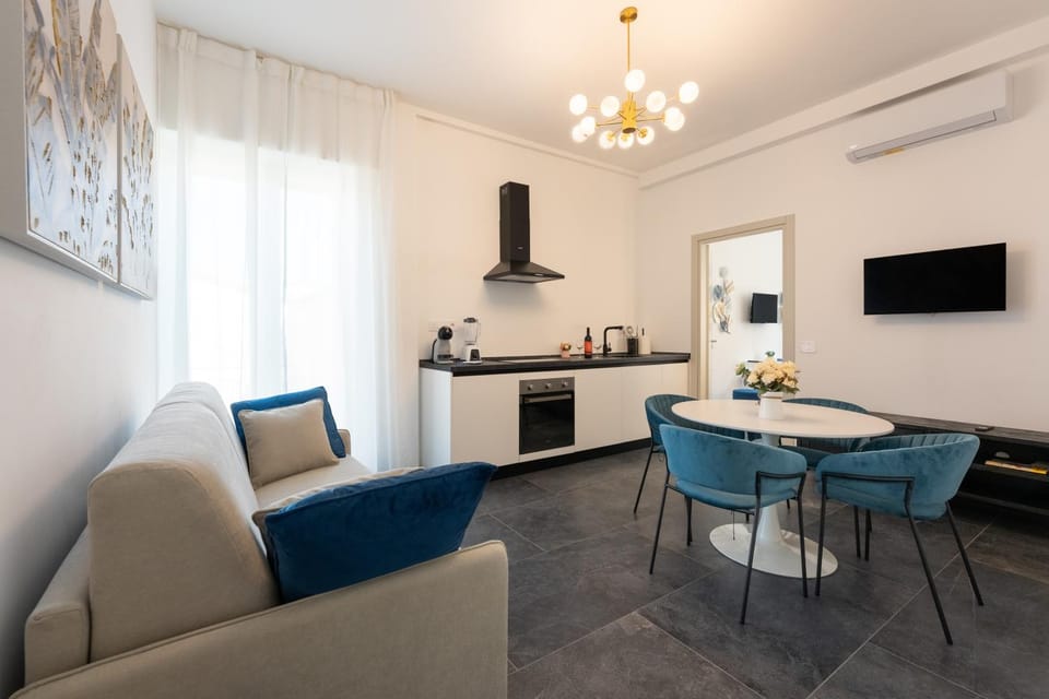 TV and multimedia, Kitchen or kitchenette, Living room, Seating area, Dining area, minibar, oven, pet friendly, stove, air conditioner