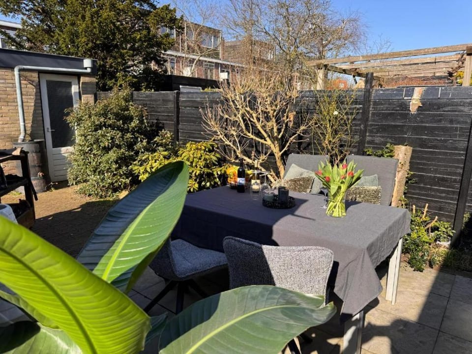 Holiday Home in Center Haarlem near Bloemendaal-Zandvoort Beach private garden House in Haarlem