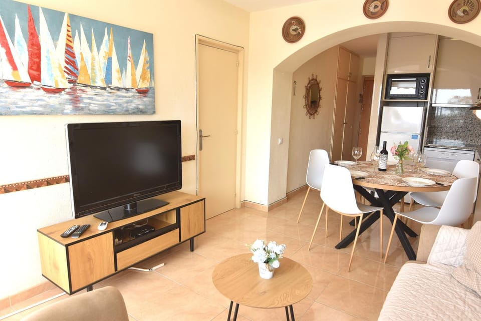 TV and multimedia, Seating area, Dining area