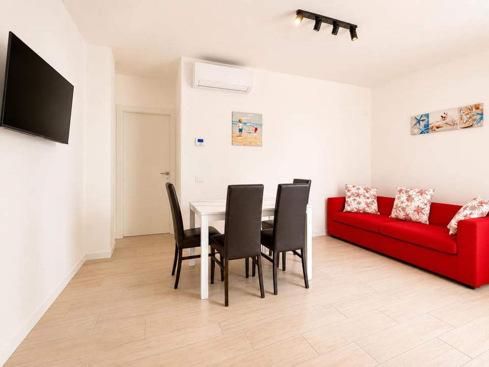 Communal lounge/ TV room, TV and multimedia, Living room, Seating area, Dining area, air conditioner